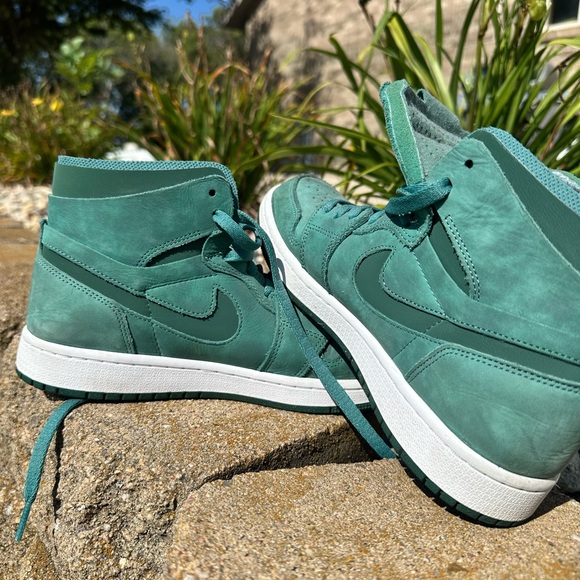 Nike Women's Sneakers in Green and White - Picture 1 of 4